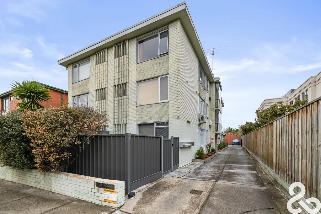 Modern Updated Apartment in a Prime Essendon Location