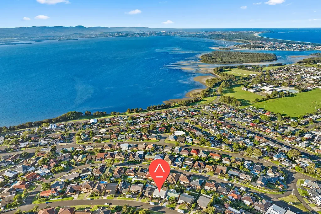 Mount Warrigal 4 Slaapkamer Elevated Family Living with Stunning Lake Illawarra & Ocean Views