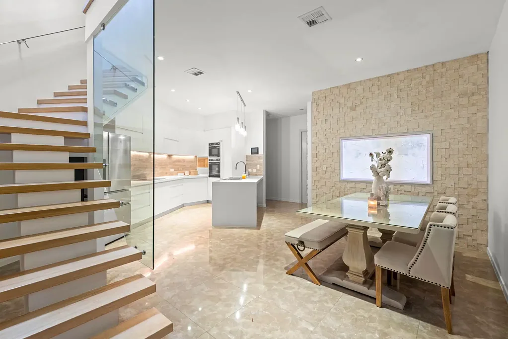 Surfers Paradise 4 Bedroom CONTEMPORARY LUXE VILLA IN THE HEART OF THE GOLD COAST