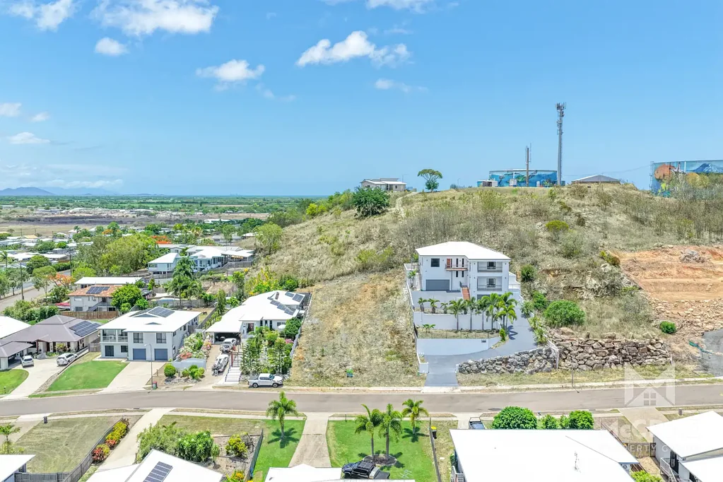 Bowen  OCEAN, ISLAND & HINTERLAND VIEWS