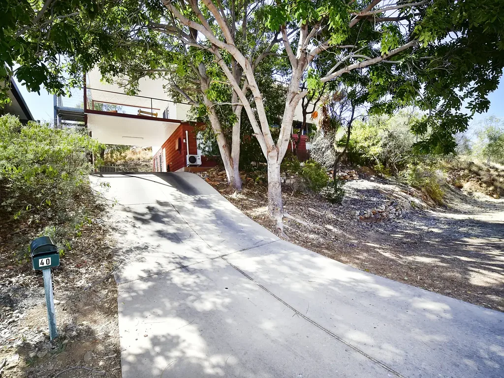 FOUR BEDROOM, 3 BATHROOM HOME IN DESIRABLE AREA