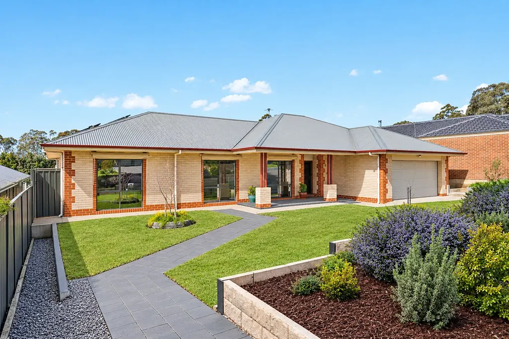 Mount Barker 4कमरा Immaculately Maintained Family Home on a Generous 675sqm Allotment