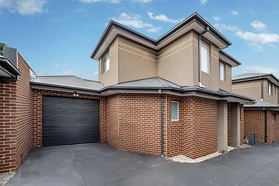 Broadmeadows 2房 舒适卧室内置柜 宽敞客厅餐厅 功能厨房储物足 私密低维庭院 安全车库便利位 黄金地段好社区 Modern Comfort in a Convenient Location
