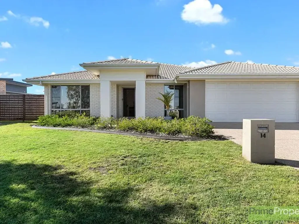 This 4 bedroom home is located in Augustus Estate- right opposite the park which will keep the kids happy!