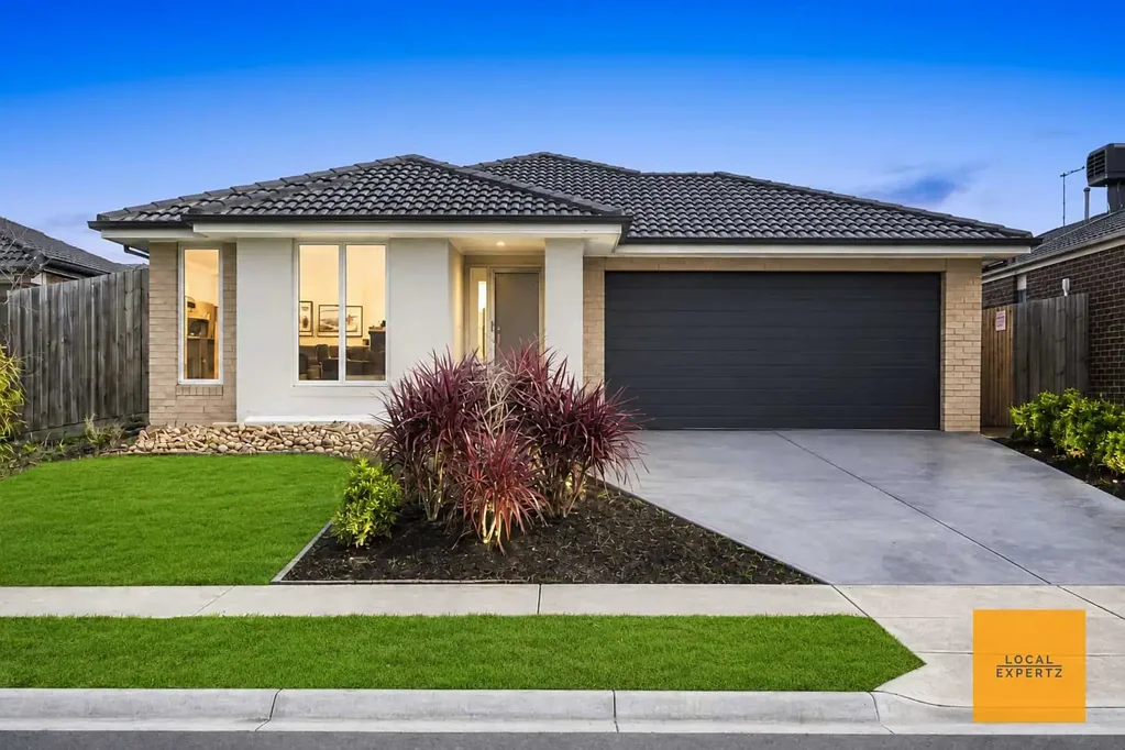 Weir Views 4Moenga Beautiful East-Facing 4-Bedroom Home with 2 Living Areas on a Generous 476m² Block in the Heart of Weir Views