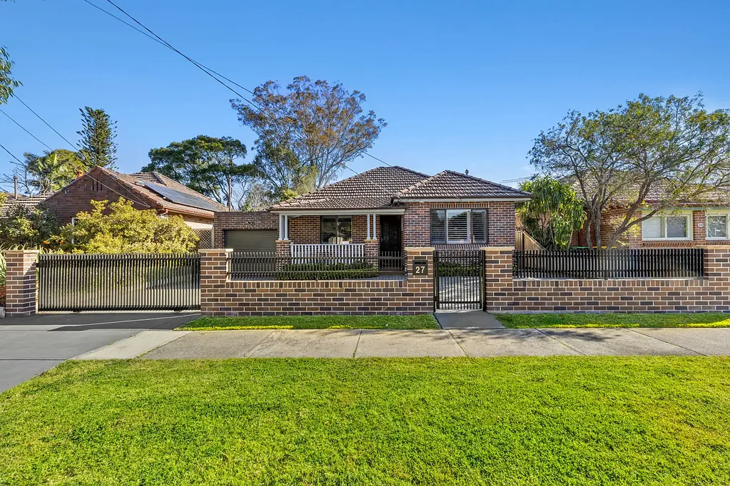 Melrose Park 4房 翻新特色与现代风格 | 无缝室内外生活 | 优越河畔地段 Renovated Character & Contemporary Style | Seamless Indoor-Outdoor Living | Premier Riverside Locale