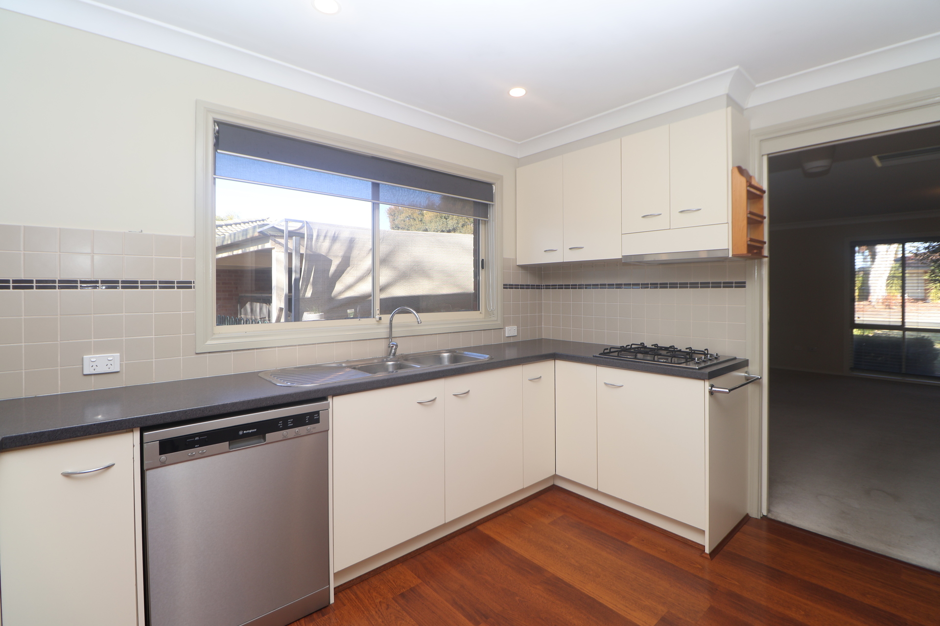 19 BALLEROO CR, GLENFIELD PARK NSW 2650, 0部屋, 0バスルーム, House