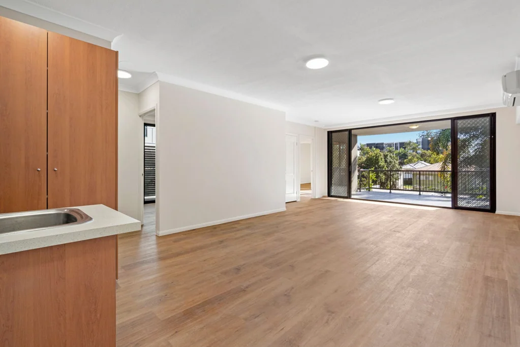 Upper Mount Gravatt 3房 三居室公寓 罕见布局 宽敞厨房 有顶阳台 安静社区 黄金地段 近交通购物 Open home 11-11:30 AM