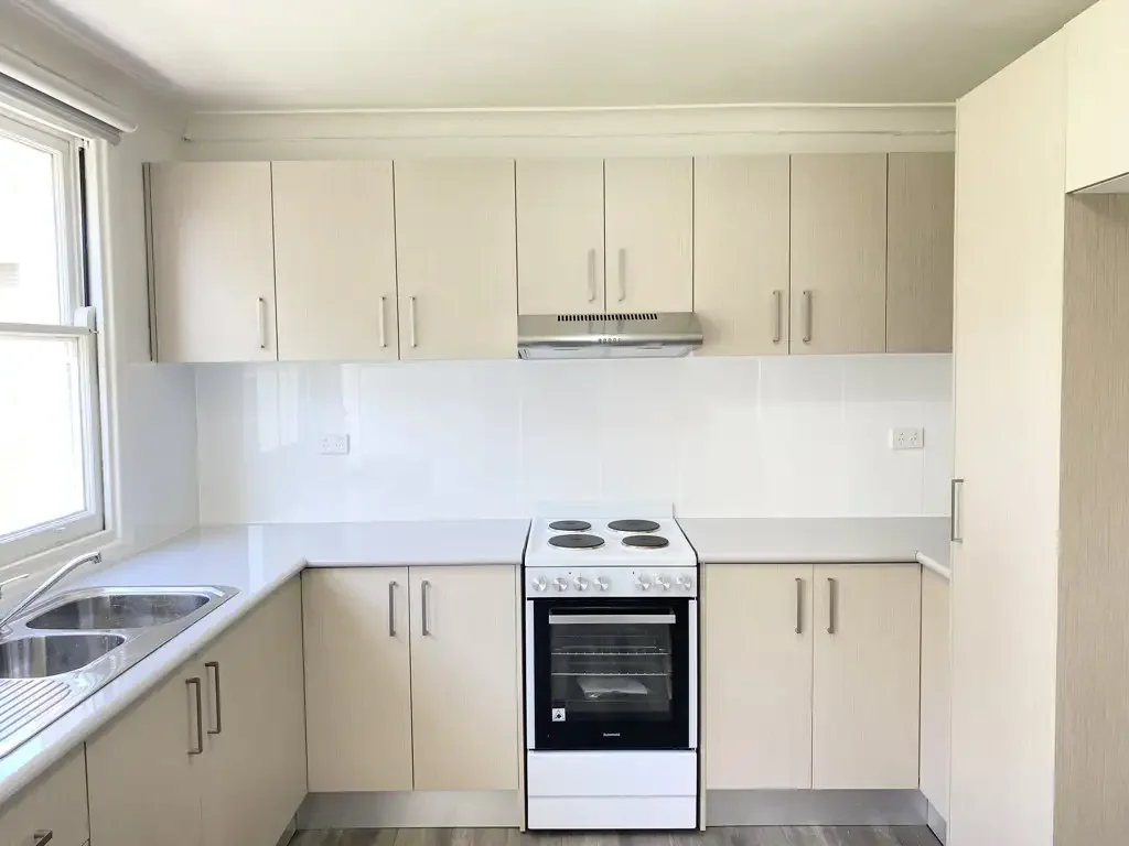 Renovated 1 Bedroom Unit Walk to Train/Buses