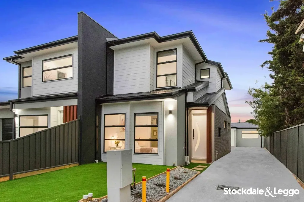 Laverton 3ห้องนอน Stylish & Convenient Living: Townhouse at 2/69 Bladin St, Laverton