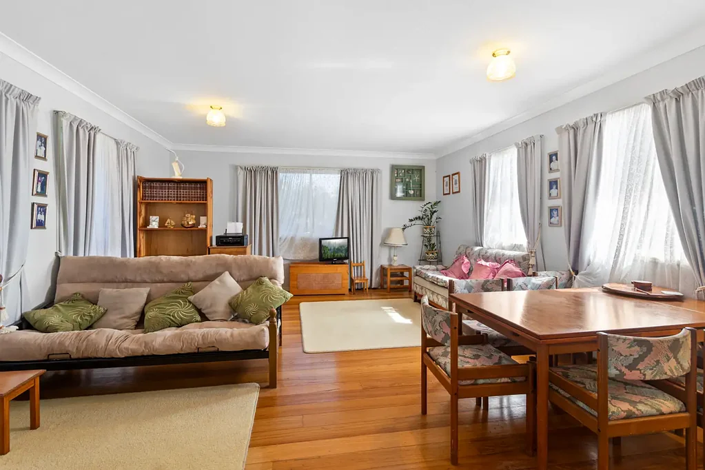 Woody Point 3房 滨水公园旁 405平米 三卧两卫 大型扩建 成熟庭院 安全车库 Bayside original, walk to the water