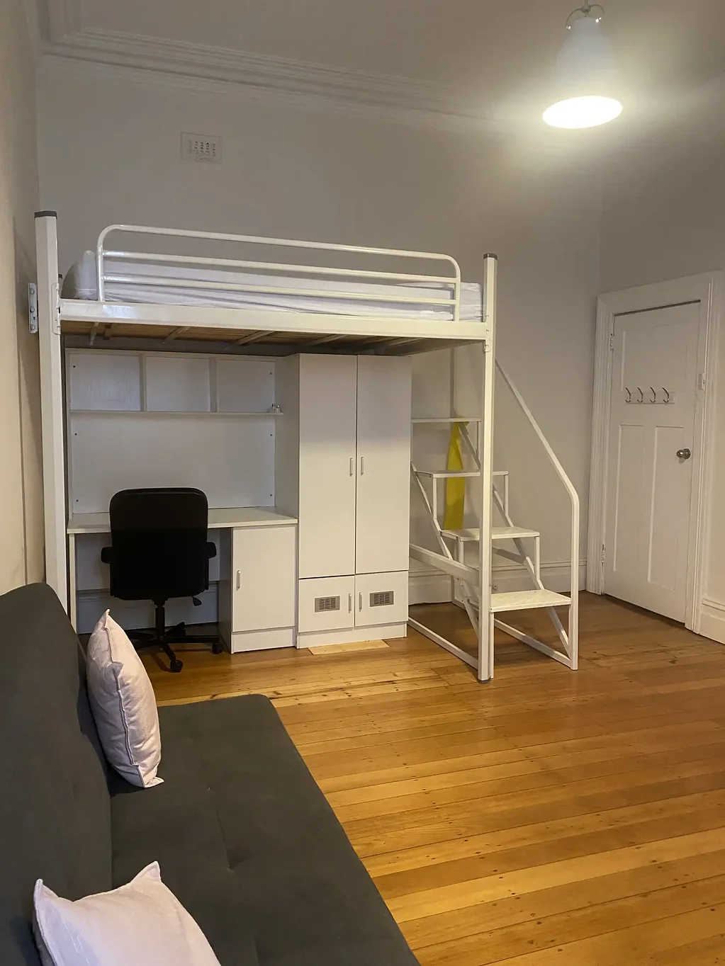 BRIGHT & AIRY SPACIOUS STUDIO