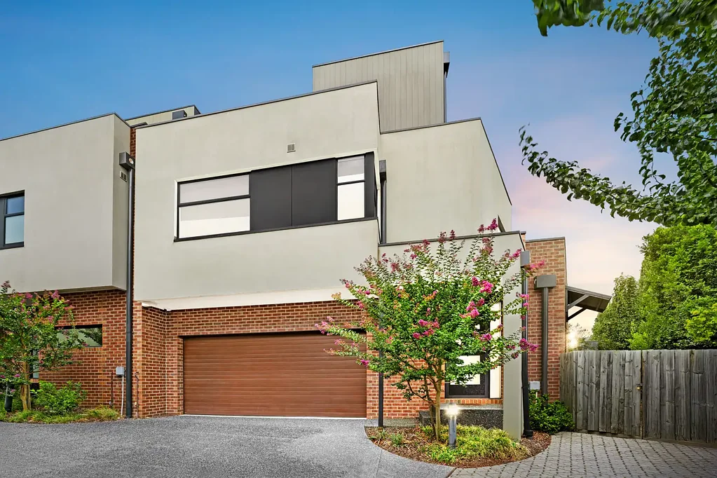Bulleen 4房 高地景观视野 私人电梯接入 橡木地板全铺 全瓷砖豪华浴缸 双层玻璃隔音 LED照明现代 宽敞四卧空间 独立洗衣房 全景观庭院 中心位置便利 Luxury Three-Level Manningham Home with Private Lift and Stunning Views
