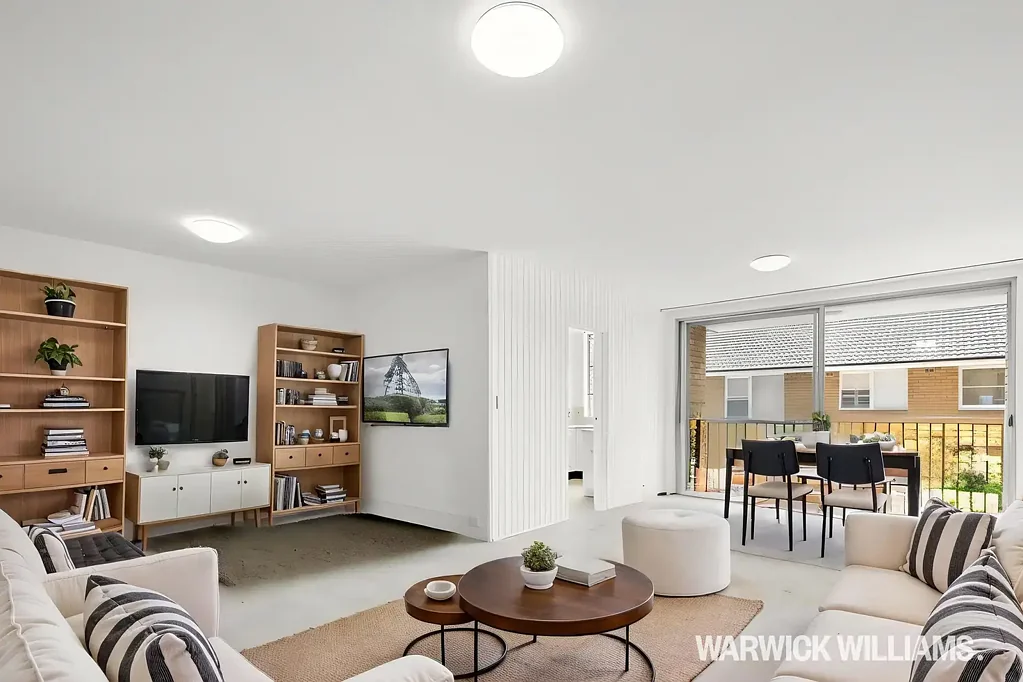 SIMPLICITY, STYLE PREMIER WATERFRONT LOCATION