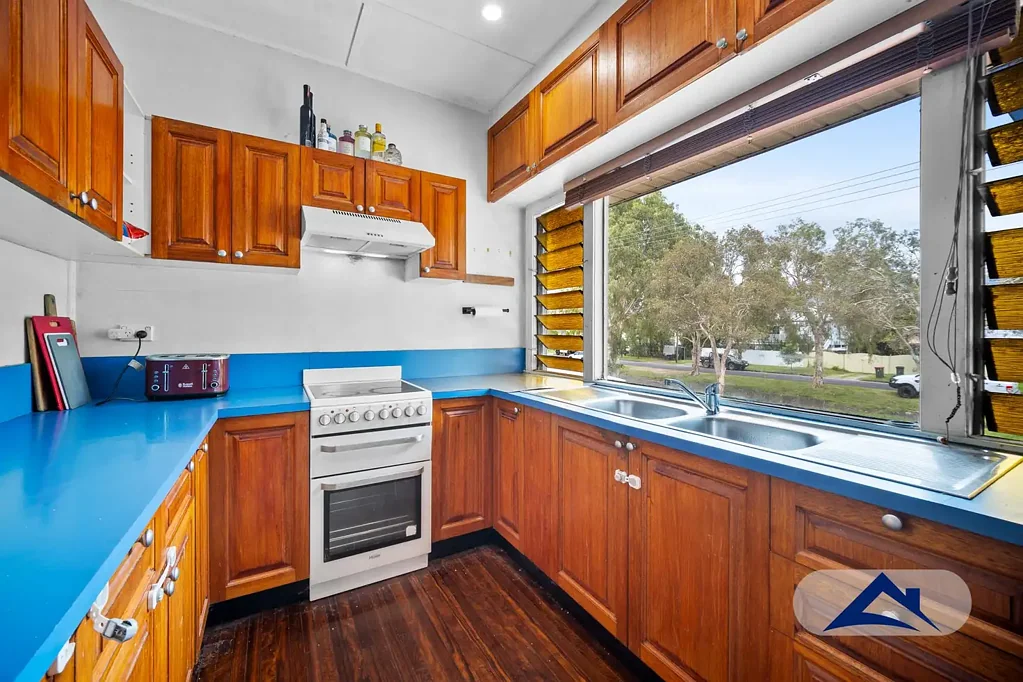 Westcourt 4ਬੈੱਡਰੂਮ QUEENSLANDER WITH LEGAL HEIGHT DOWNSTAIRS