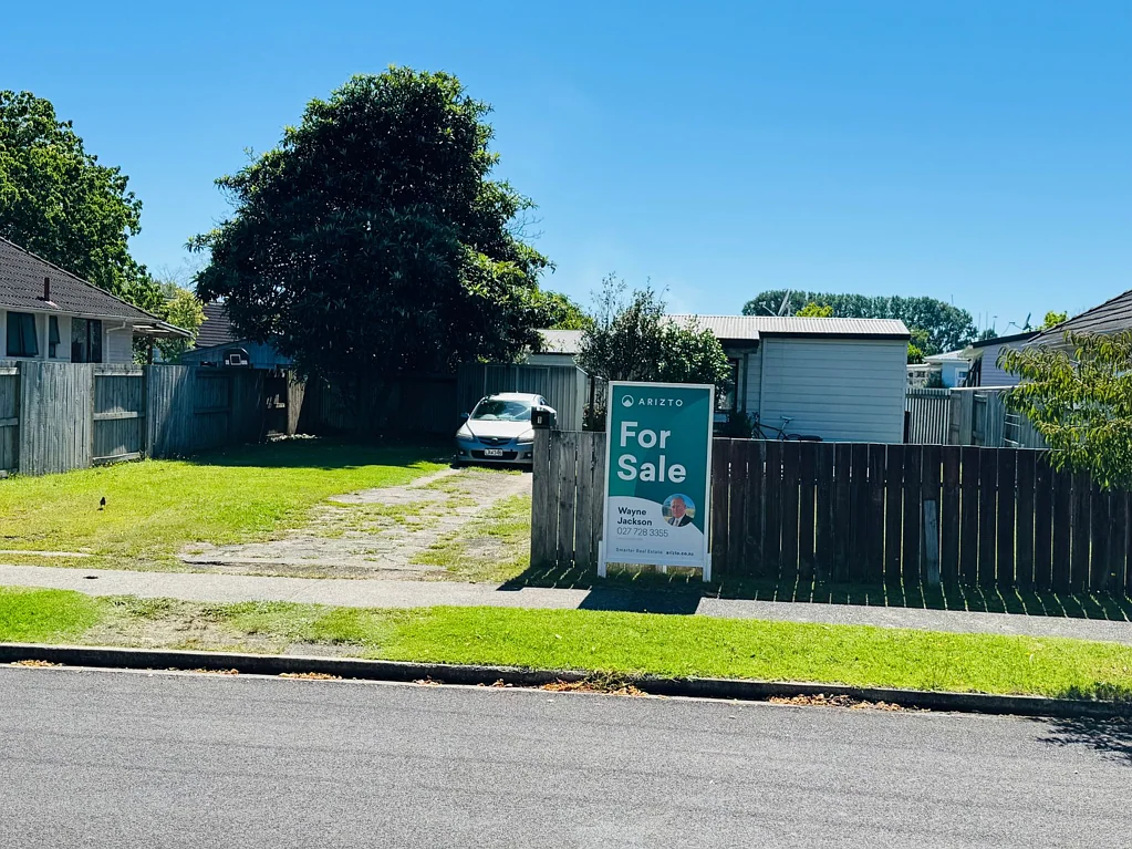 Kawerau 1 Slaapkamer Sunny Flat Section with Existing Cabin