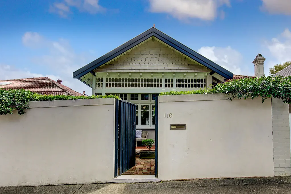 Mosman 3房 Mosman林荫街道 宁静生活 阳光室内 联邦风格 大理石壁炉 成熟花园 步行便利 Stunning Semi, Dress Circle Location