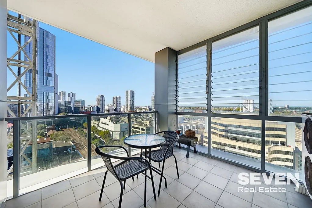Parramatta 2房 Parramatta核心位置 开敞式起居区 现代厨房设计 主卧带私人卫浴 全管道空调系统 地下停车位 Modern Living in Parramatta's Most Connected Pocket