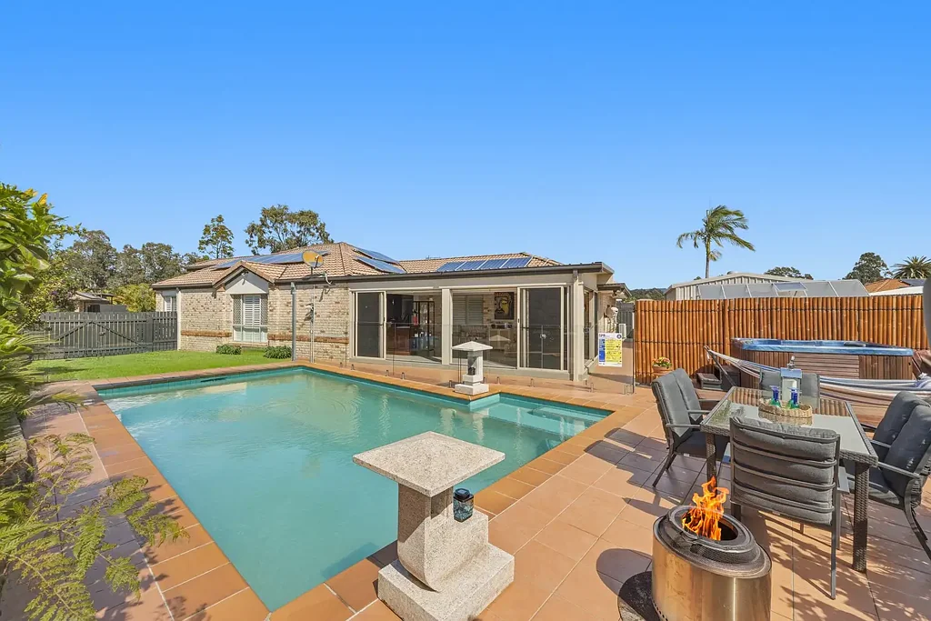 Mudgeeraba 4ਬੈੱਡਰੂਮ OWNERS COMMITTED OVERSEAS - THIS WILL BE SOLD ON OR BEFORE AUCTION