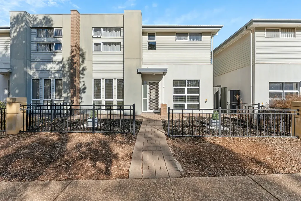 Modern 3 bedroom Townhouse. Immaculate Condition. 
Great Location.