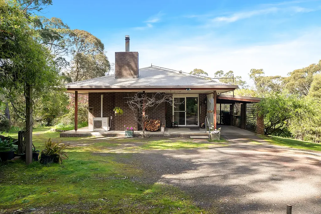 Macedon 3બેડરૂમ “Nanowie” - Privately Positioned 1970’s Original BV Home on a Delightful 10 acre (approx.) semi-bush Block