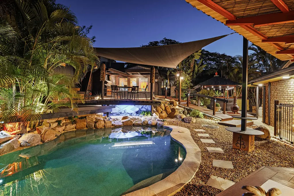 Albany Creek 7બેડરૂમ A Grand Family Residence with Genuine Dual Living and Resort Style Entertaining