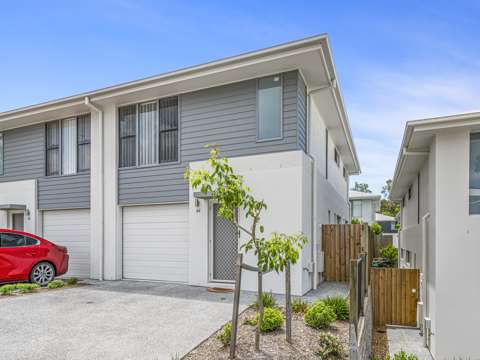 Pimpama 3 Bedroom Luxury Living with a Shared Pool