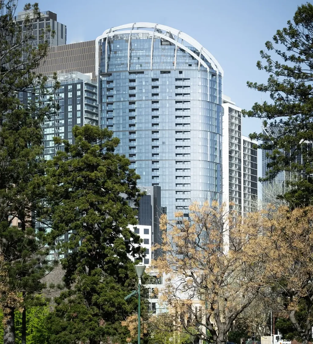Melbourne 2房 顶层视野壮丽 24小时礼宾安保 高端电器齐全 市中心便捷生活 顶级度假村设施 Luxury CBD Living with Resort-Style Facilities & Landscaped garden views