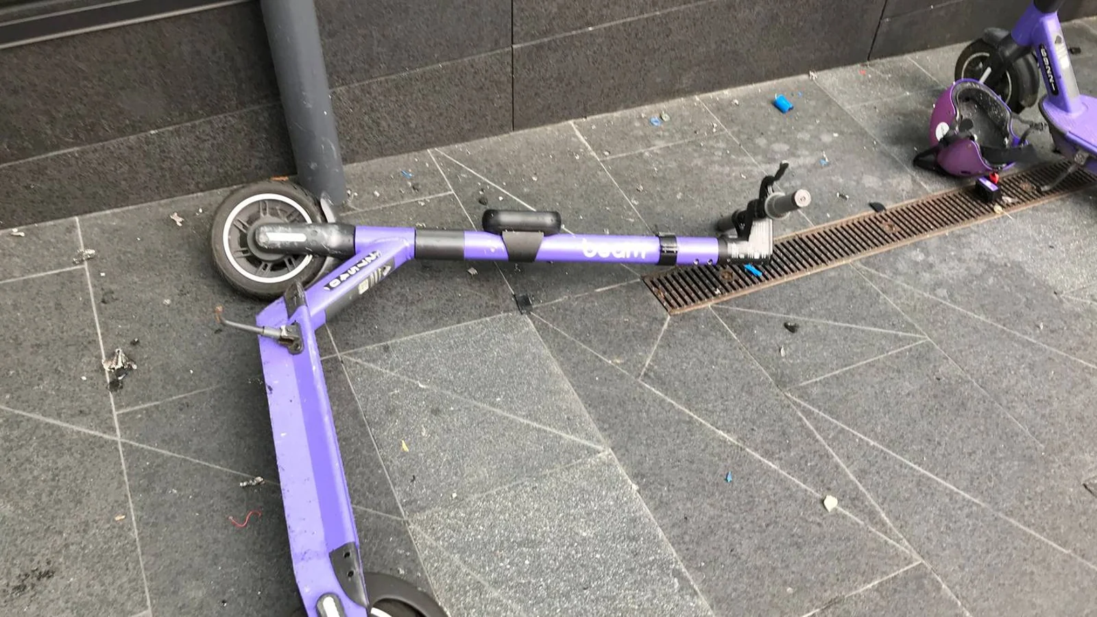 奥克兰CBD今早发生滑板车当街爆炸，现场冒烟，震耳欲聋