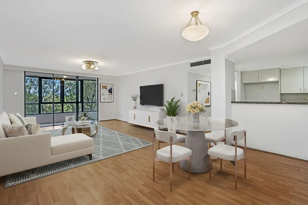 This spacious 2-bedroom apartment is located in the prestigious 'Kimberley Estate'.