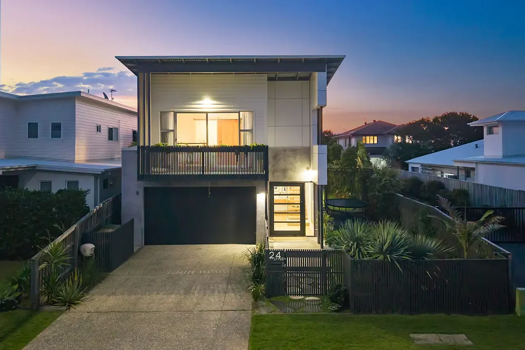 Casuarina 4Kwarto ARCHITECTURALLY DESIGNED COASTAL HOME WITH A PRIVATE POOLSIDE SETTING