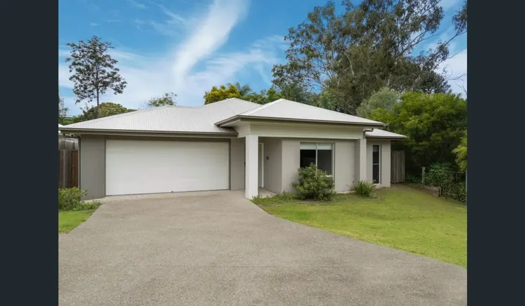 LUXURIOUS & STYLISH FOUR BEDROOM HOME WITH 3 LIVING AREAS, TWO ENSUITES AND DUCTED AIR CON!