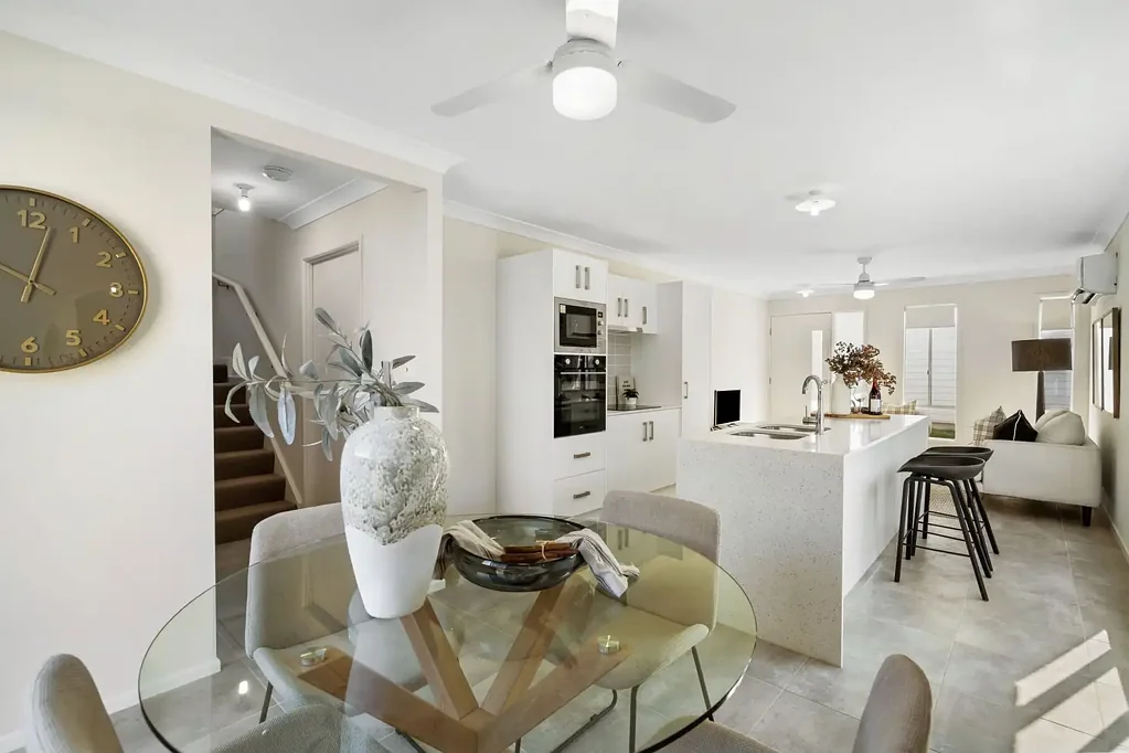 Victoria Point 3chambre Neighbourhood chatter: This brand-new bayside home comes with water views