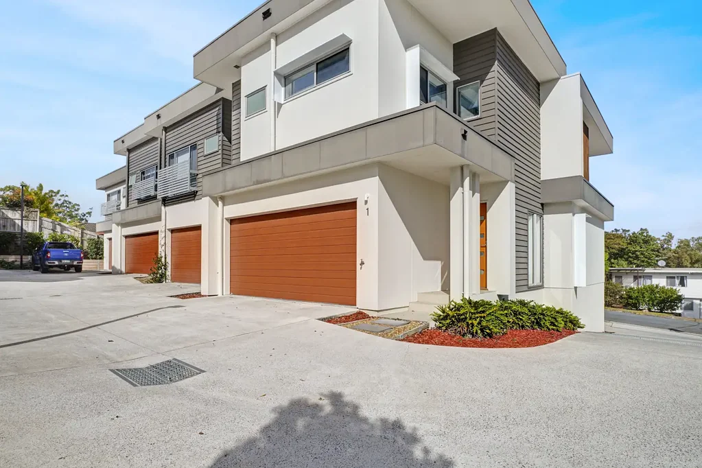 Contemporary Townhouse with Pool in a Prime Location