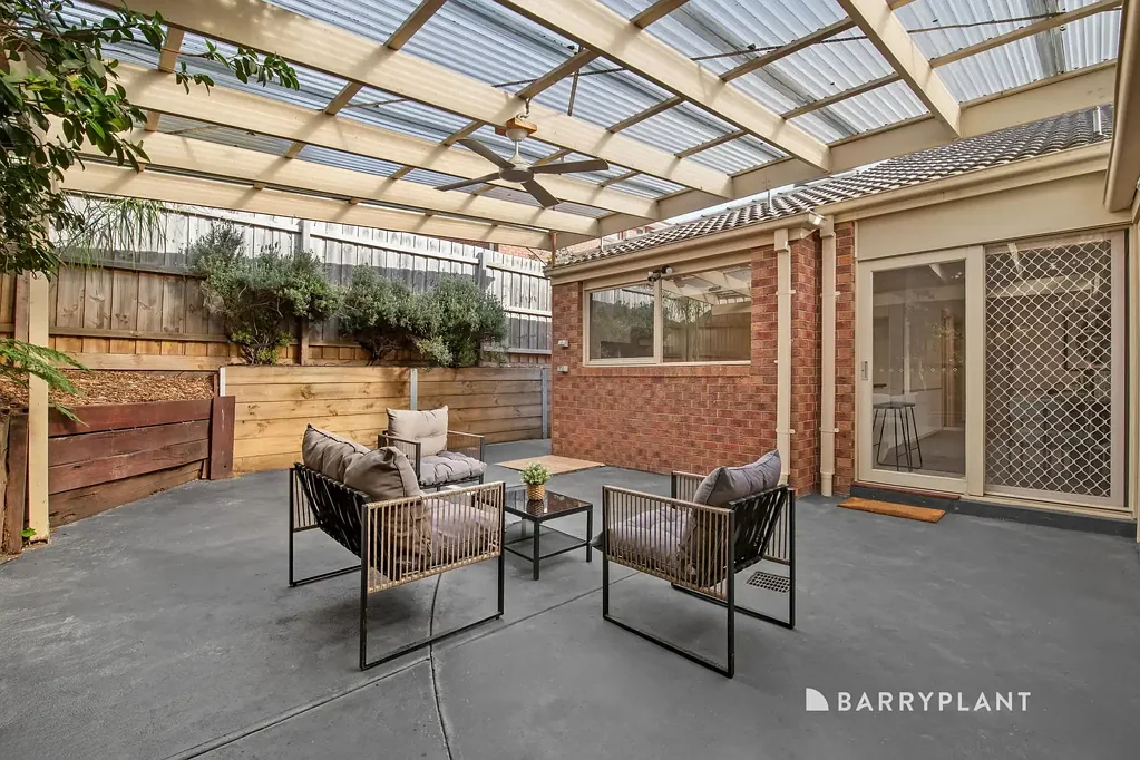 Watsonia North 3房 家庭便利位置 259sqm精心花园 三卧带步入式衣帽间 宽敞客厅明亮厨房 遮盖庭院双车库 优越社区配套 Easy Living in a Prime Watsonia North Pocket