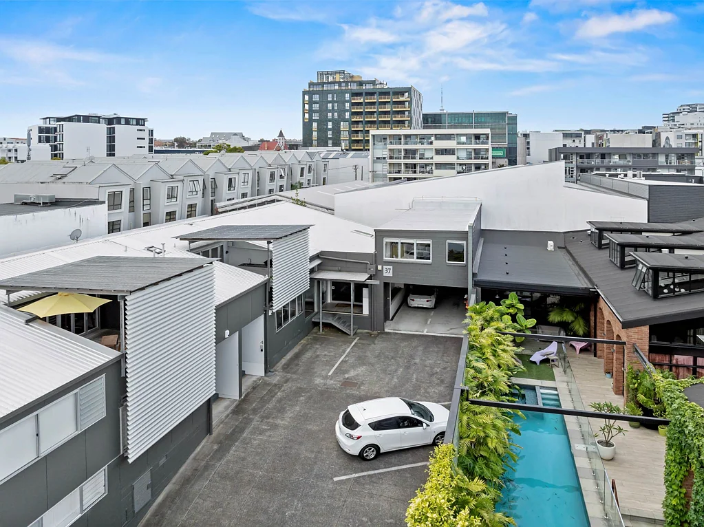 Grey Lynn 305㎡永久产权仓库/办公室！混合用途分区，四专属车位，稳定租金收入，自用投资两宜！ VERSATILE WAREHOUSE/OFFICE