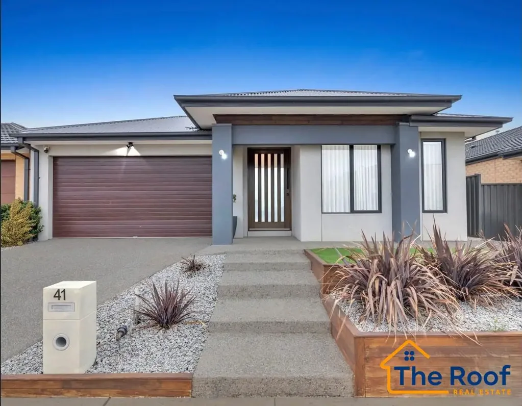 Melton South 4 Bedroom Luxurious Park-Front Family Home on prime location!