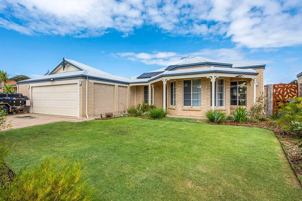 HIGH QUALITY 4x2 FAMILY HOME WITH POOL