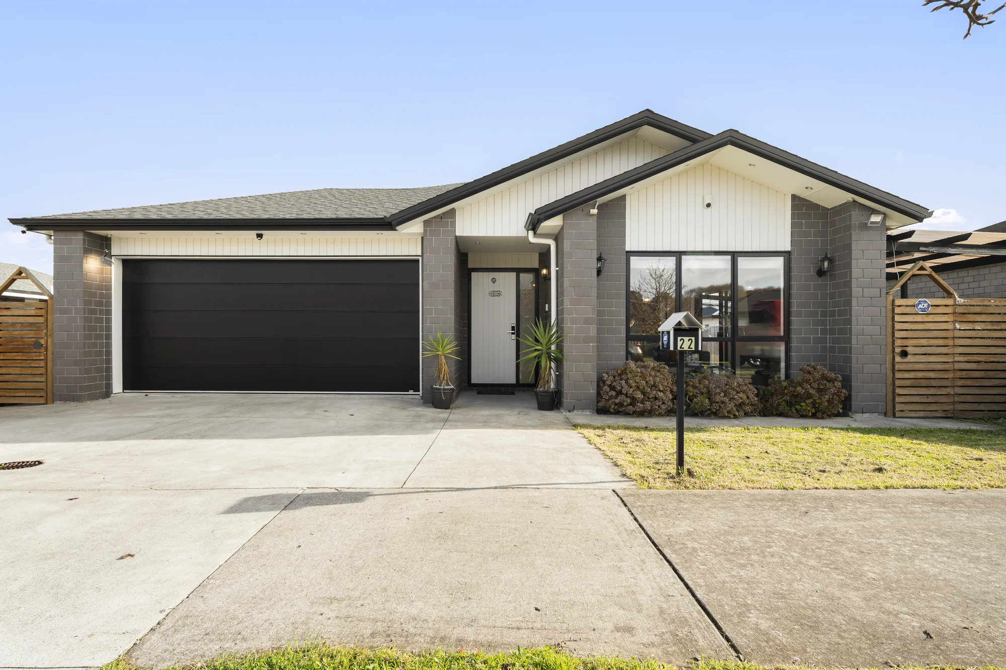 Papakura 4Phòng ngủ PRICED TO SELL - ACT NOW BEFORE SHE'S SOLD !!