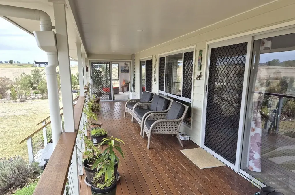 Murgon Private Eco Retreat on 1.25 Acres – A Gardener’s Paradise with Mountain Views "Song Bird Cottage"