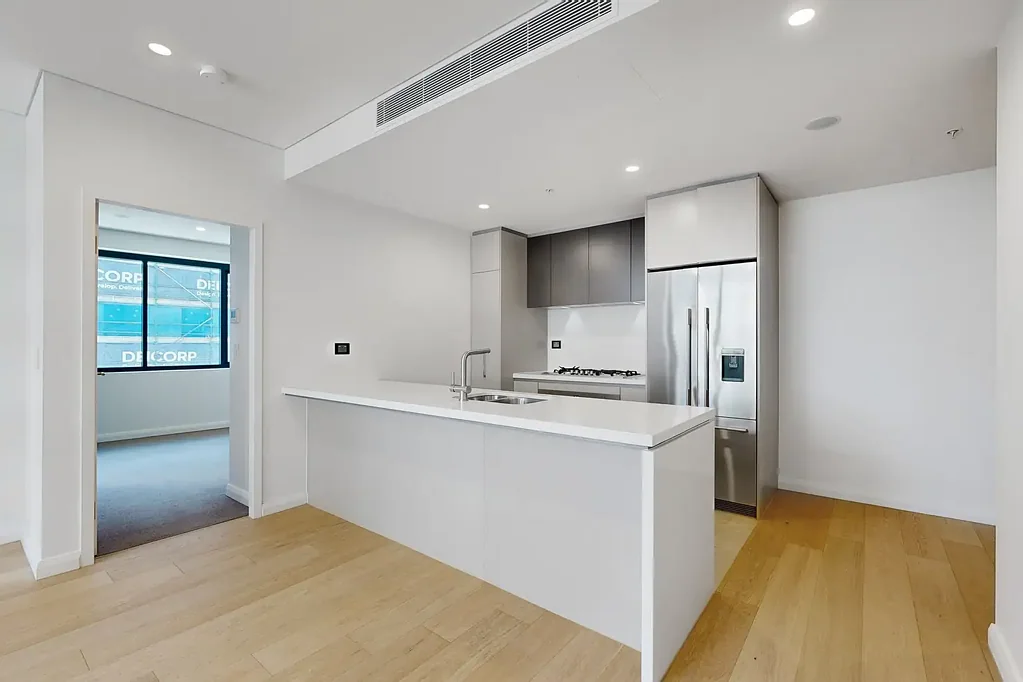 Modern Three Bedrooms with Carspace Next to Metro