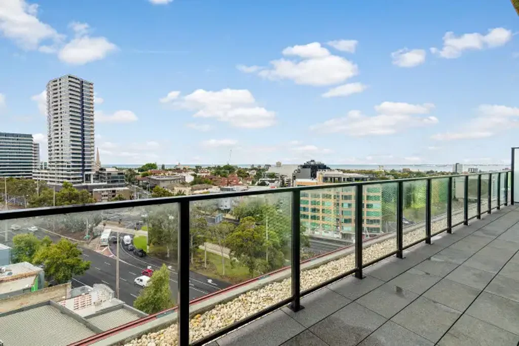 1 BEDROOM APARTMENT CLOSE TO ALL THE ACTION!