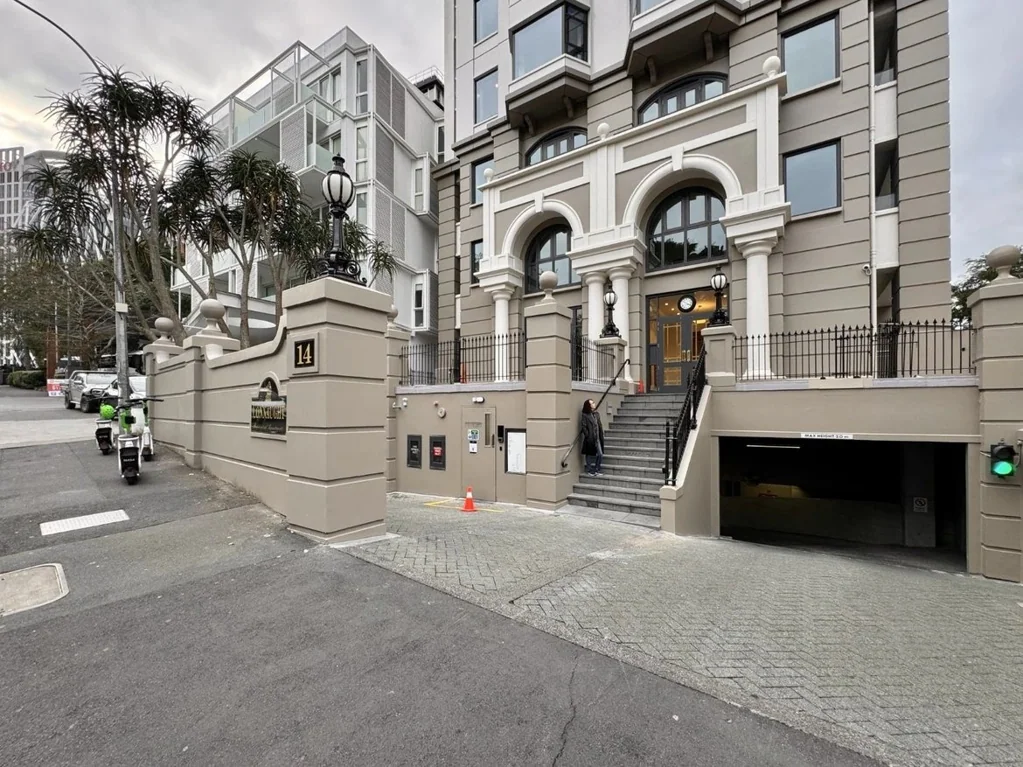 Auckland CBD  Renovated Studio Apartment  Pool & Gym
