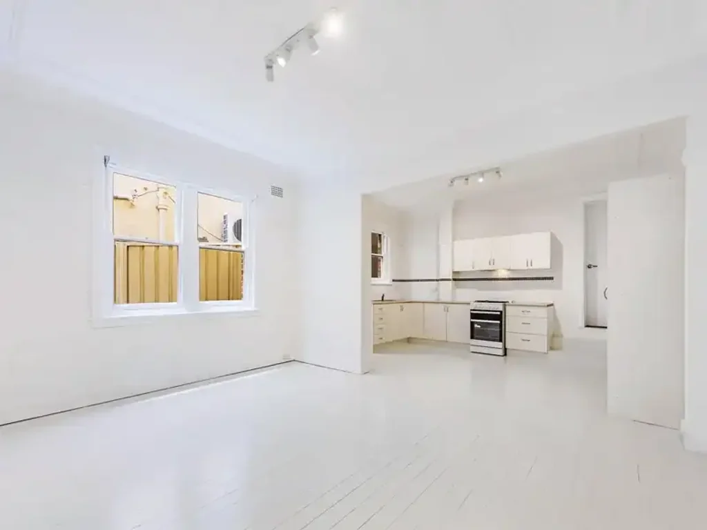 Bright & Airy 2-Bedroom Apartment + Sunroom