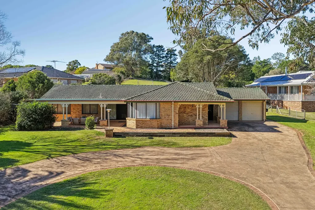 Grasmere 4 Slaapkamer Renovated Acreage Lifestyle With A Light Filled Modern Elegance
