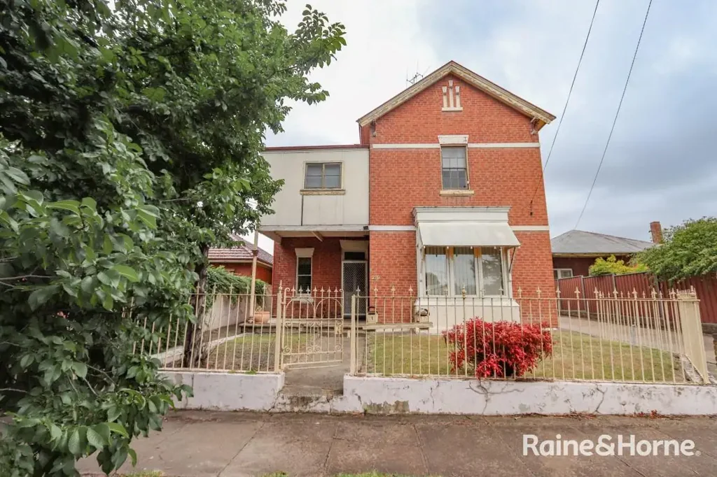 CENTRAL UPSTAIRS FLAT -  CLOSE TO CBD- Available 1/7/26