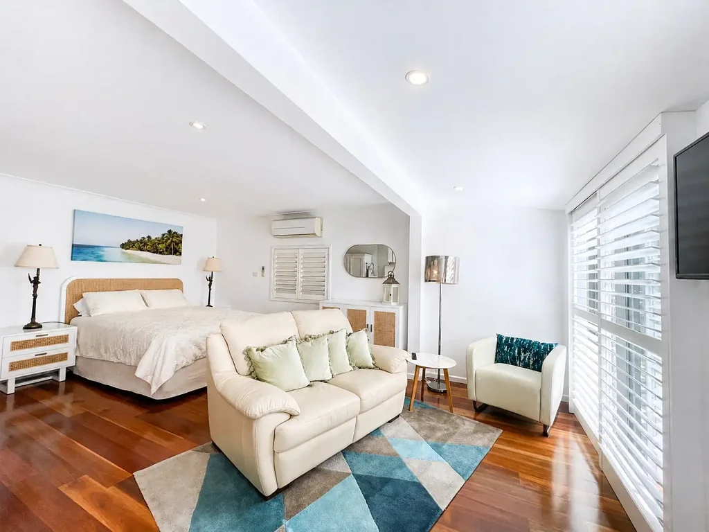 Freshly appointed studio in convenient dress circle