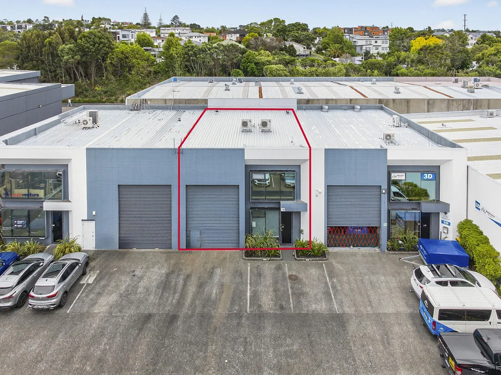 Wairau Valley Immaculate office/warehouse – 279sqm