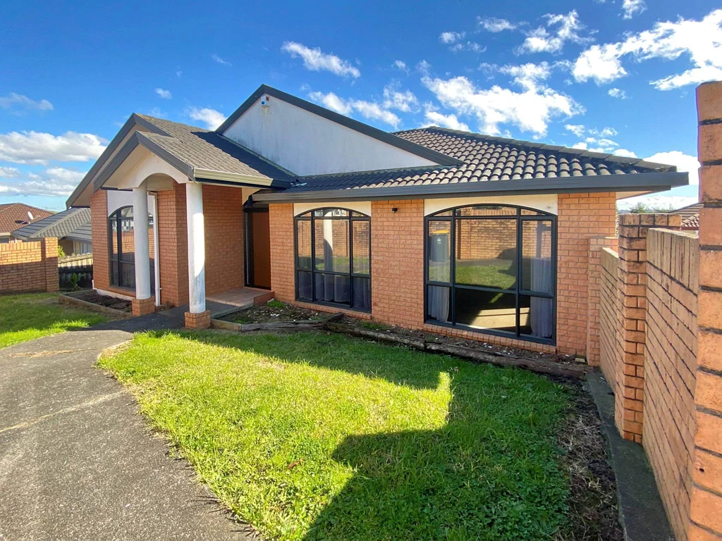 Extensive Family Home Walk To Point View School