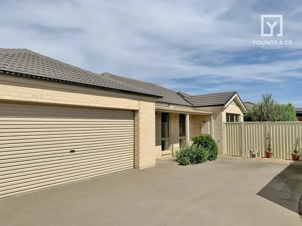 MODERN THREE BEDROOM TOWNHOUSE IS GREAT COMPLEX